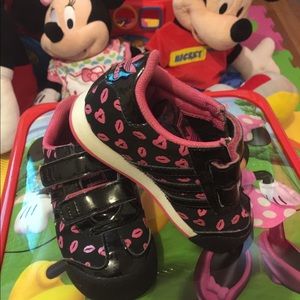 Adidas Black with pink lips 👄 Size 7c
